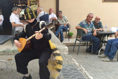 Arı adam sokak sokak gezip saz çalıp türkü söylüyor