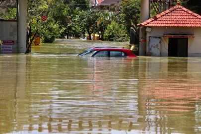 Hindistan'da sokaklar göle döndü