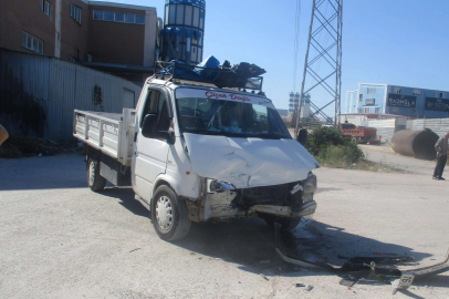 Kamyonetle hafif ticari araç çarpıştı: 2 yaralı