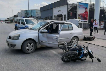 Motosiklet ile otomobilin çarpıştığı kaza kameraya yansıdı