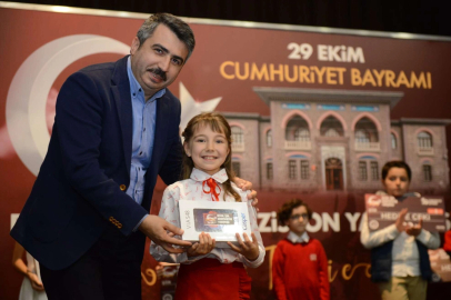 Cumhuriyeti en iyi anlatan öğrenciler Yıldırım’da ödüllendirildi
