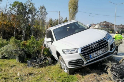 Bisiklete çarpan cip askıda kaldı