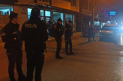 Minibüs çarpan komiser ağır yaralandı