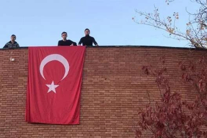 Afiş indirildi, Türk bayrağı asıldı