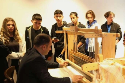 “İpek Mendil” öyküsü eşliğinde ipeğin yolcuğunu öğrendiler