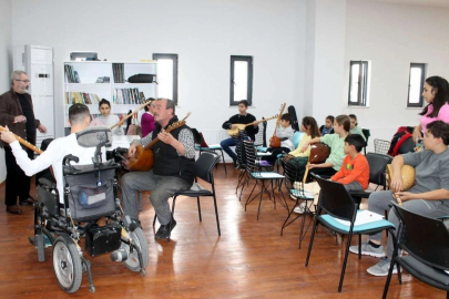 Müzik eğitimi alan engelliler hayata yeniden tutunuyor