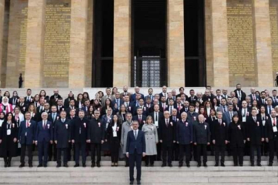 Bakan Özer öğretmenlerle Anıtkabir'i ziyaret etti