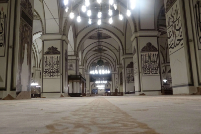 Ulu Cami'nin 12 yıllık halıları değişti