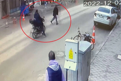 Motosiklet yaşlı adama çarptı, o anlar kameraya yansıdı