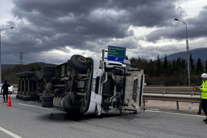 Bursa'da devrilen tırın sürücüsü yaralandı