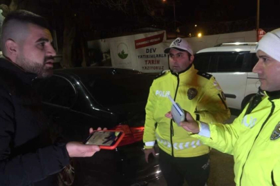 Polisten kaçarken çıkmaz sokağa girince yakalanan sürücü, “Şu anda araçta değilim ceza yazamazsınız”
