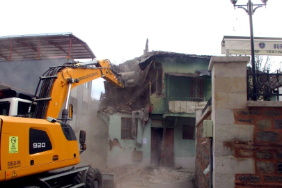 Tehlike saçan metruk binalar yıkılıyor