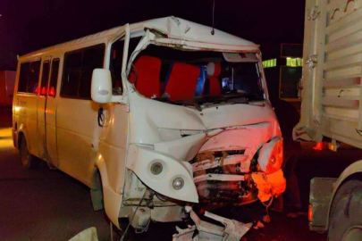 Servis minibüsü tıra çarptı: 6 yaralı