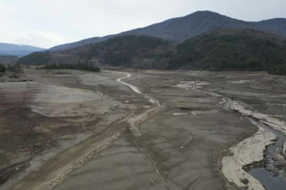 Bursa’nın kuruyan Nilüfer Barajı havadan görüntülendi