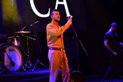 Cem Adrian şarkılarıyla Bursa'yı mest etti