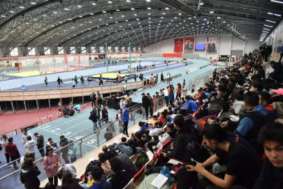 Bursa'da Osmangazi Atletizm Salonu'nda gençlik rüzgarı
