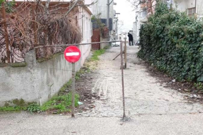 Tapulu arazisini kapattı sokağa giren geri dönüyor