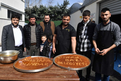 Depremzede vatandaştan künefeli teşekkür