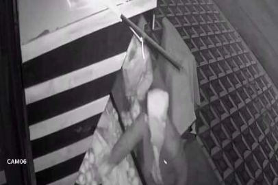 Marketten meyve ve içecek çaldılar, hırsızlık anı kameraya yansıdı