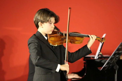 Nilüfer'de kemanın genç yeteneği dinleyenleri büyüledi