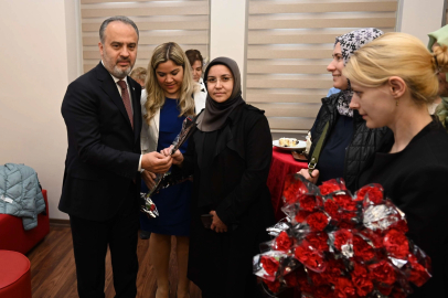 Bursa Büyükşehir'den hemşirelere karanfilli kutlama