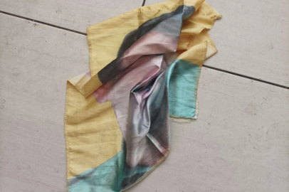 İstanbul’da Yeşil Sol Parti mitingine katılan PKK üyesi Öc*lan flamasıyla yakalandı