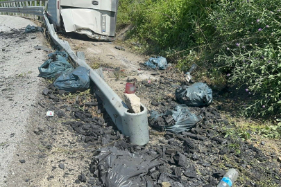 Bursa'da Kömür yüklü kamyonet virajı alamadı