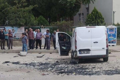 Para dolu banka minibüsü ile kamyonet çarpıştı.