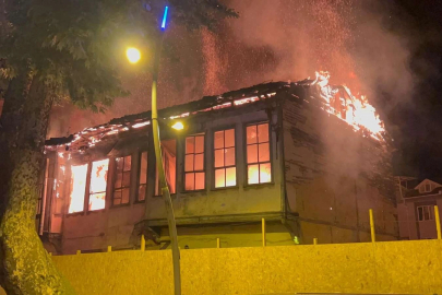 Gece yarısı tarihi bina alev alev yandı
