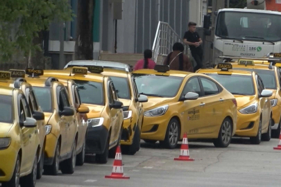 Bursa’da taksiciler zam nedeniyle uzun kuyruklar oluşturdu.