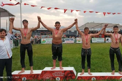 Bursa Büyükşehir Belediyesporlu güreşçilerden 16 madalya