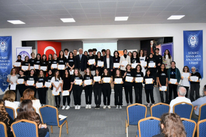 Bursa'da örnek projede görevli öğrenciler sertifikalarını aldı.