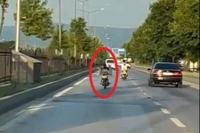 Motosiklet üzerinde tehlikeli yolculuk.