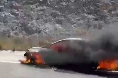 Seyir halindeki araç alev alev yandı