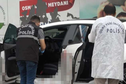 Seyir halindeki otomobilde, arkadaşını boğazından bıçakladı