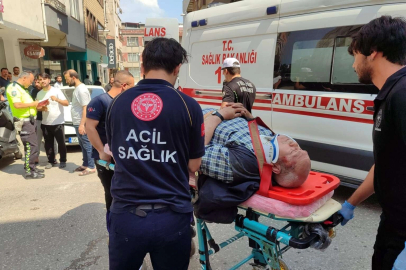 Otomobil motosiklete çarptı, yaşlı adam ölümden döndü