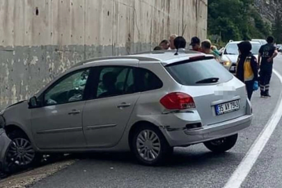 Otomobil istinat duvarına çarptı: 3 yaralı