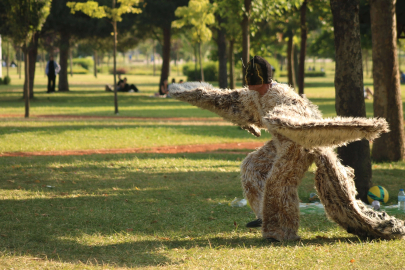 Bu kez uyuşturucu bağımlılığına dikkat çekmek için kılık değiştirdi