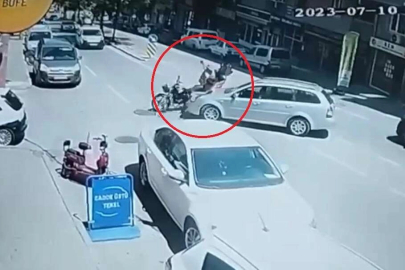 Sipariş yetiştirmeye çalışan kuryeye otomobil çarptı