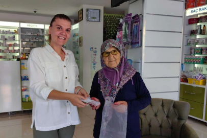 Yaşlı kadının umre parasını vicdanlı eczacı teslim etti