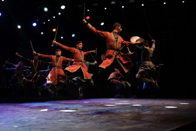 Ünlü dans topluluğundan Bursa'da havalara uçuran gösteri