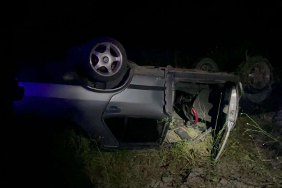 Direksiyon hakimiyetini kaybedince aracıyla tarlaya uçtu