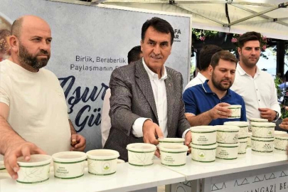 Başkan Dündar aşure ikramını bizzat yaptı