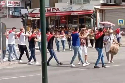 Asker eğlencesi için trafiği kapatıp halay çektiler