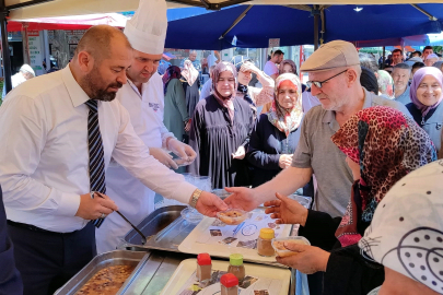 Başkan Aykurt vatandaşlara aşure dağıttı