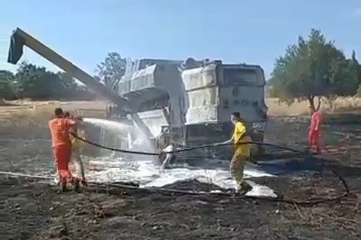 Buğday tarlasında yangın! 100 dönüm tarla ve 1 biçerdöver kül oldu