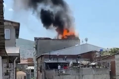 Dört katlı binanın çatı katında yangın çıktı