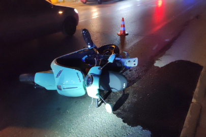 Otomobil ile motosiklet kafa kafaya çarpıştı