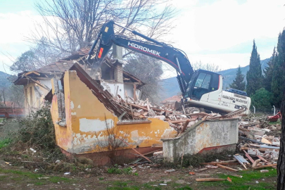 Karacabey’de metruk bina temizliği devam ediyor