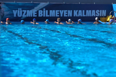 Sporcu kenti Gürsu'da çocuklar yüzme öğreniyor